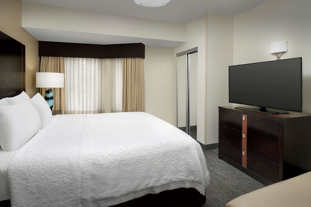 غرفة بسرير كينج مع أريكة، Hampton Inn Suites Alpharetta Ga 2/6
