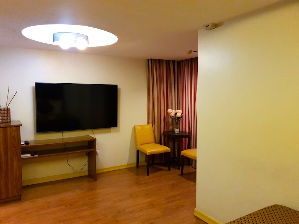 Festive Hotel Makati 50/60