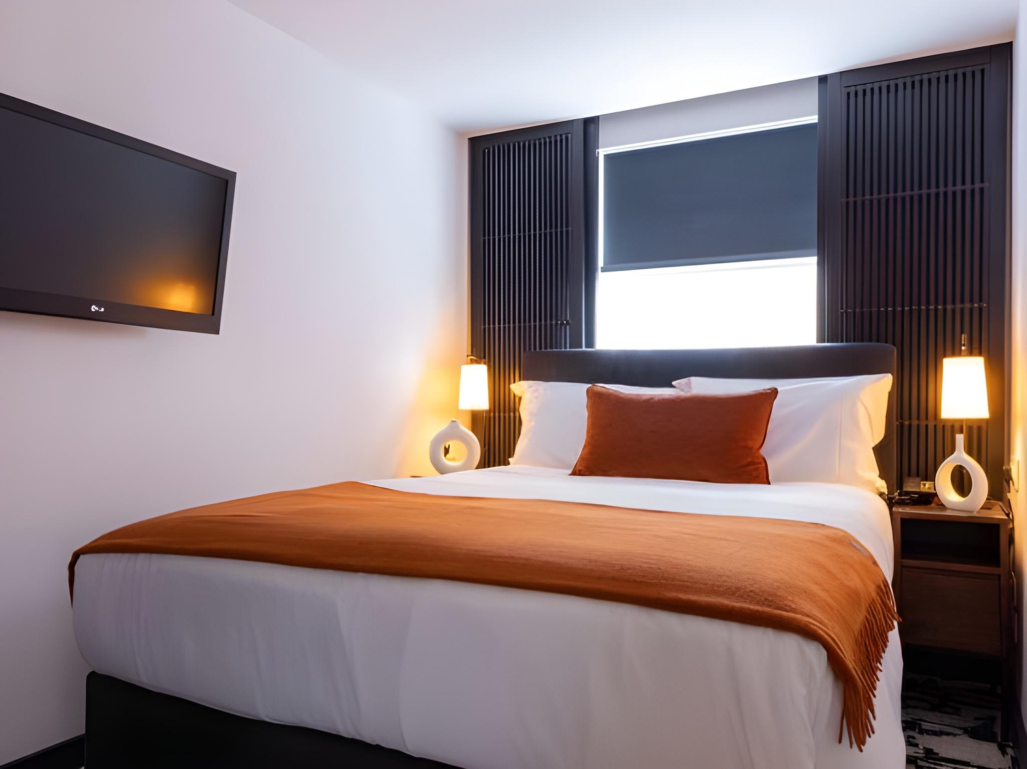 Petite, Queen Bed
