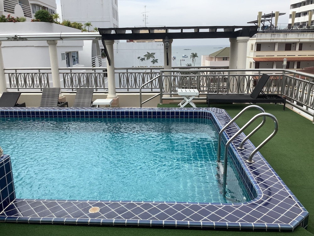 The Whitehouse Condotel 20/40