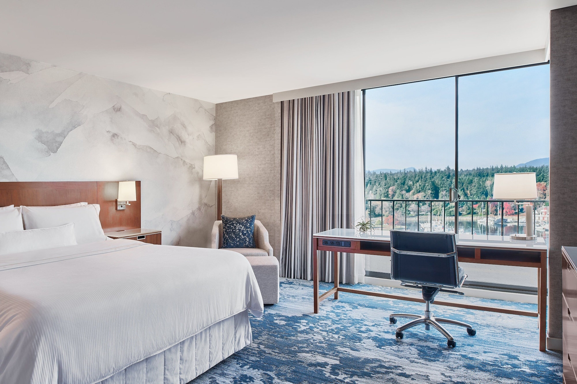 جناح بانورامي بسرير كينج بإطلالة على الجبل بغرفة نوم واحدة مع أريكة، Westin Bayshore 2/4
