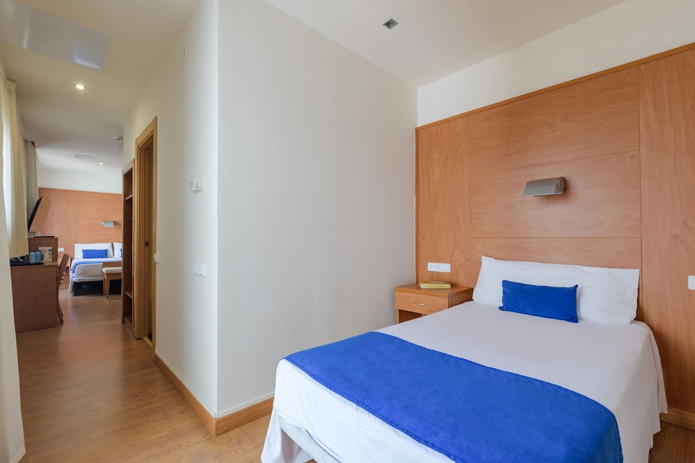 Room, 1 Double and 1 Single Bed, with Extra Bed