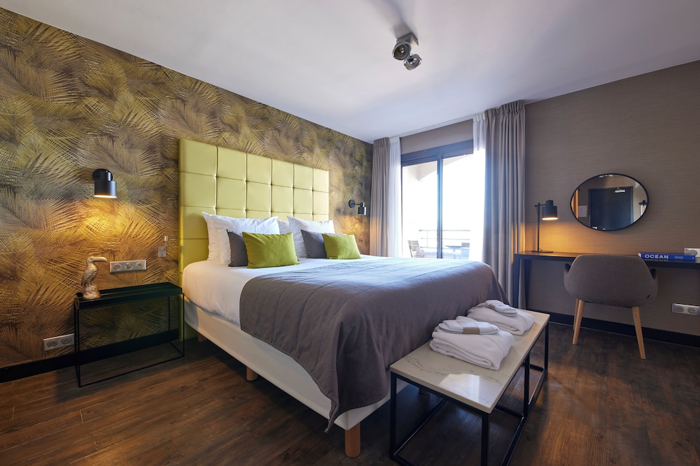 1 Bedroom, Family Suite, Queen and Twin Beds, Balcony