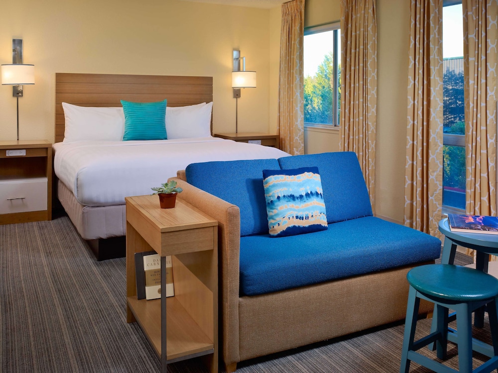 2 BEDROOMS, SUITE, 2 KING BEDS