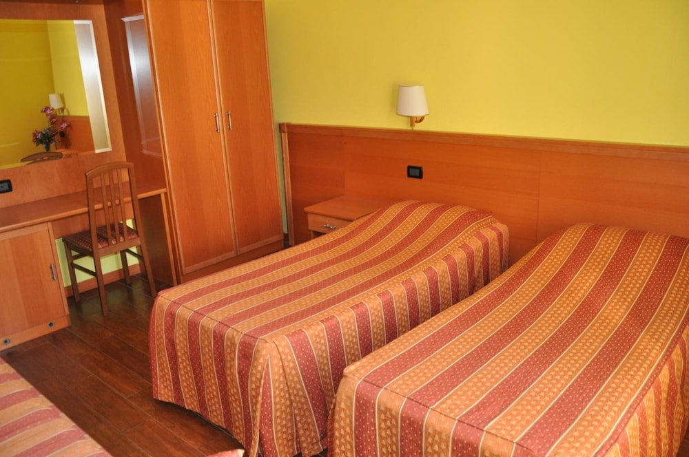 Hostel Beauty 11/64