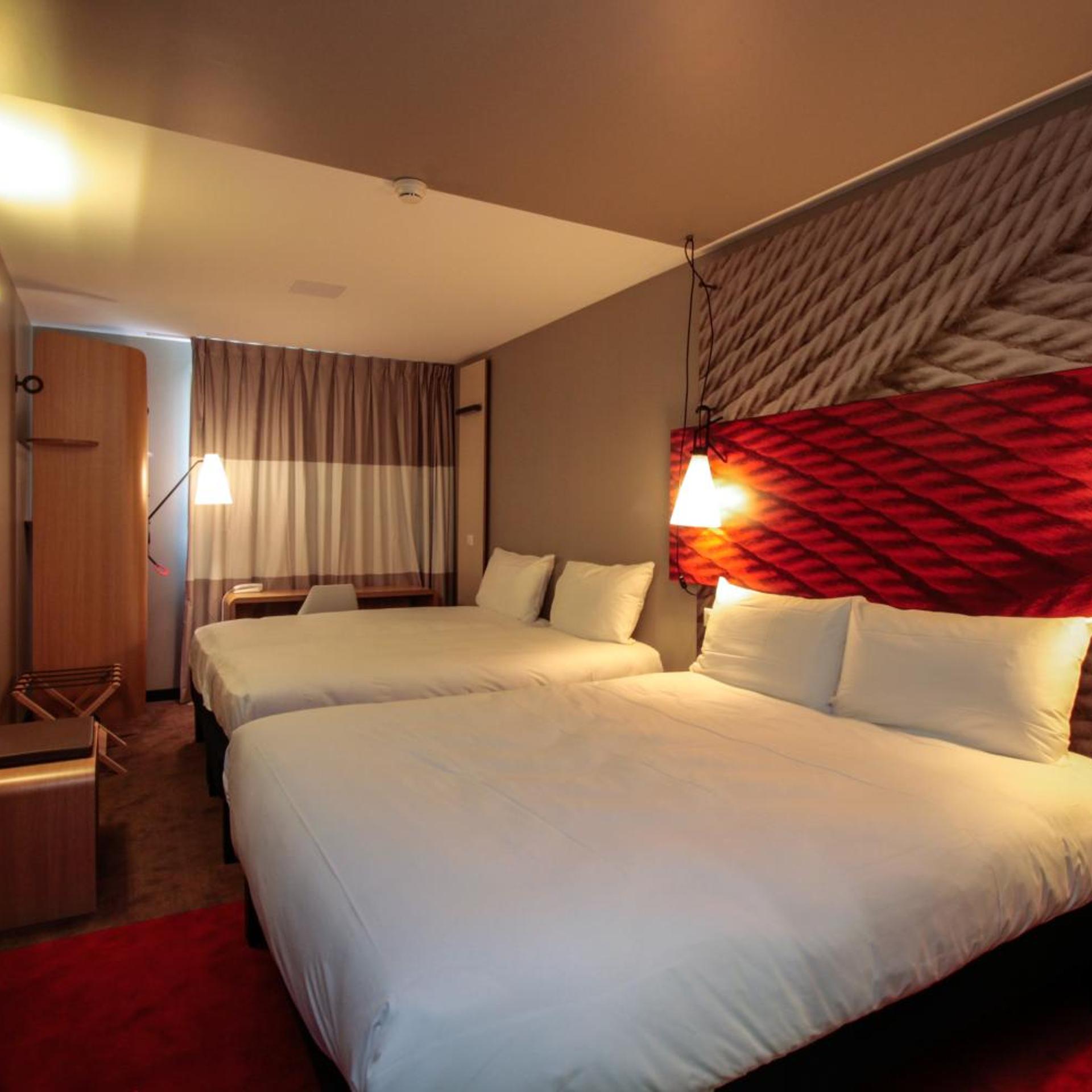 Room, Quadruple