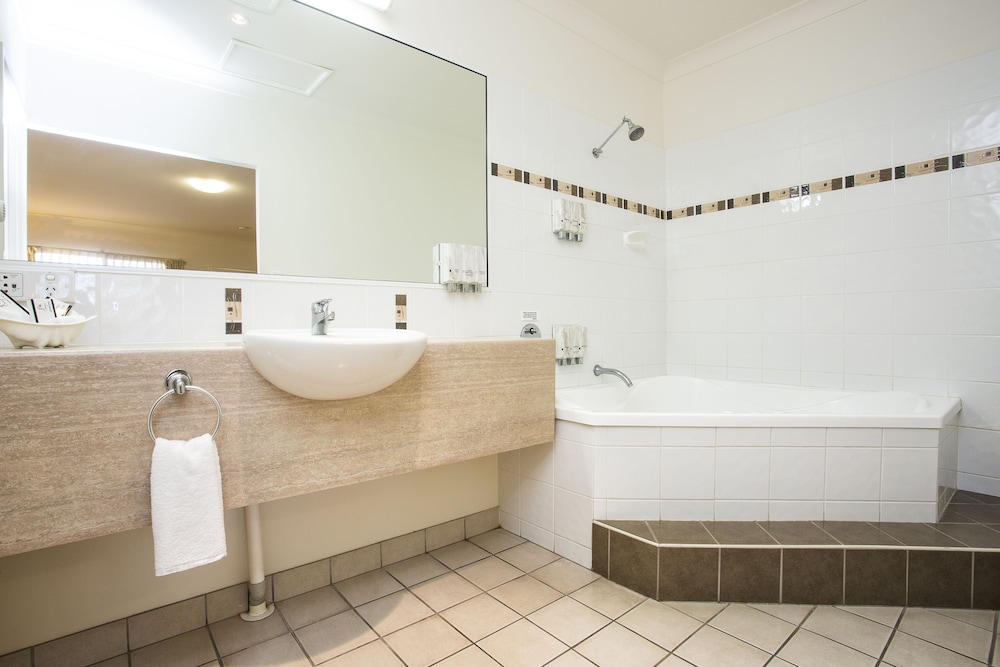 Spa, Queen Bed، Coral Cay Resort Mackay 3/3