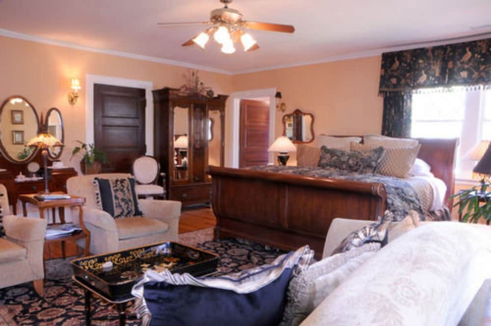 The Black Walnut B & B Inn 56/73
