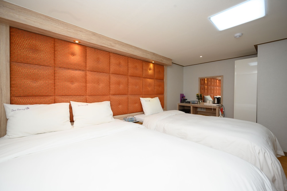 ROOM, TRIPLE, MULTIPLE BEDS