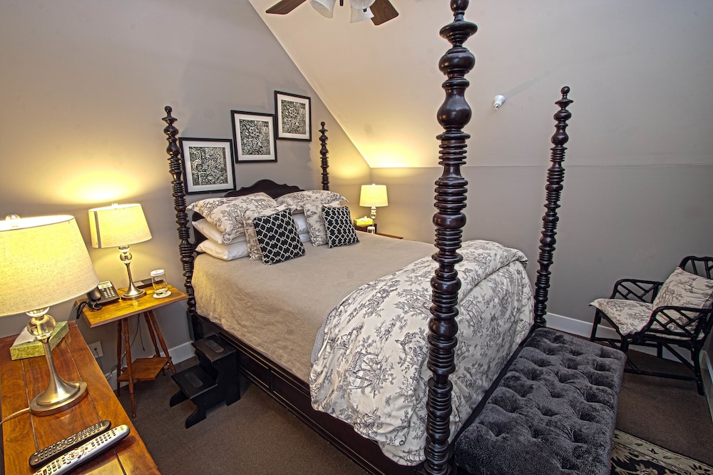 Design, Suite, Queen and Twin Beds, Jetted Tub