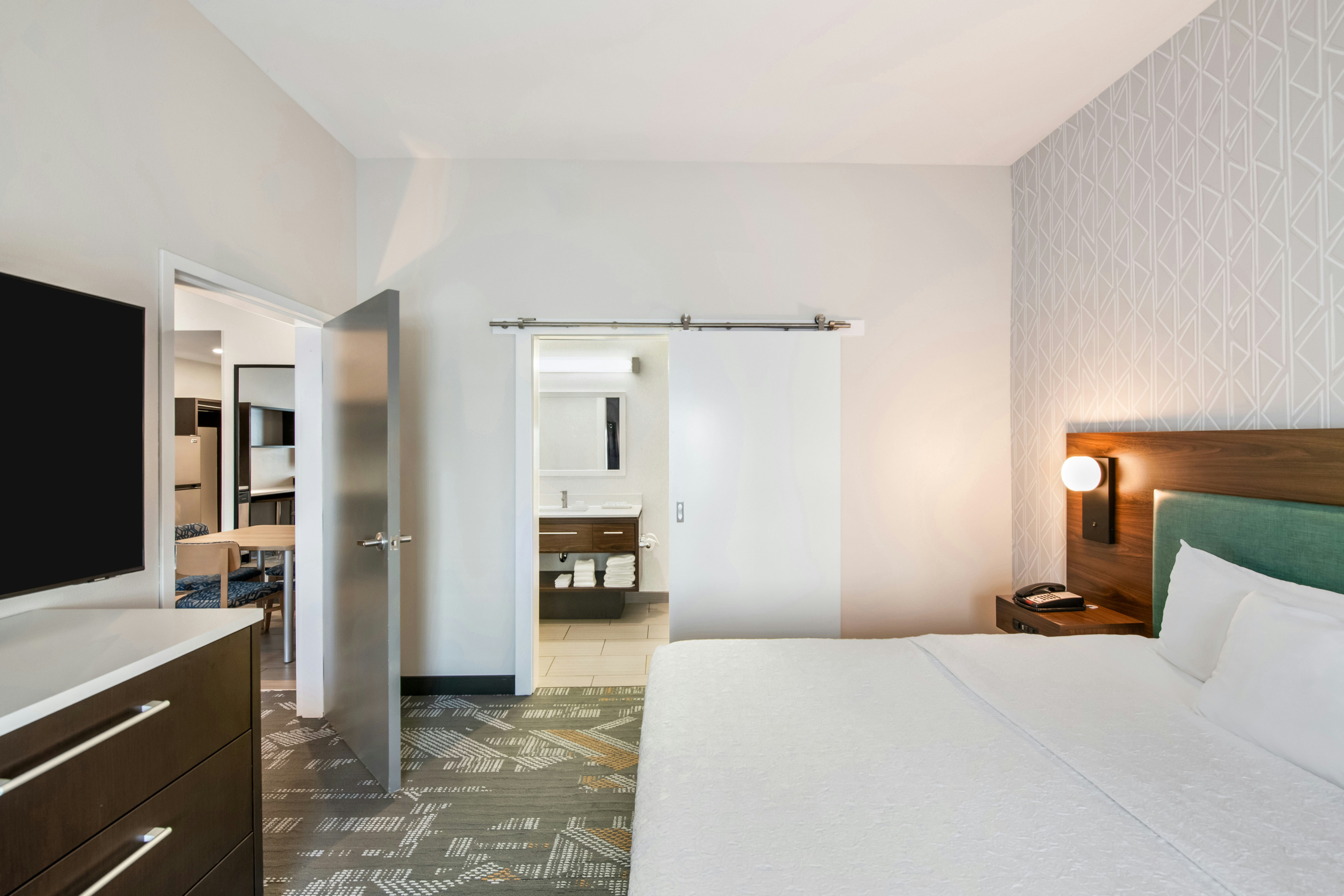 SUITE, KING BED, ACCESSIBLE