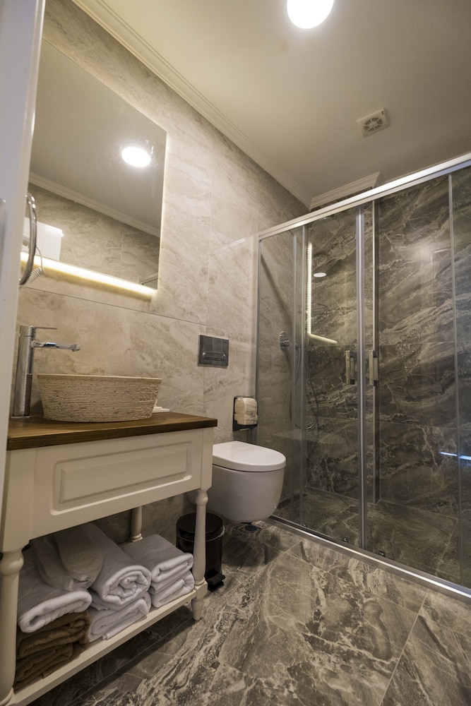 Icarus Hotel 44/46