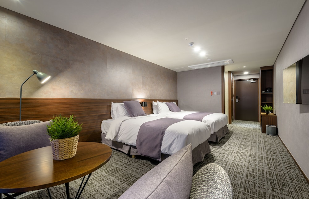 With City Hotel 25/40