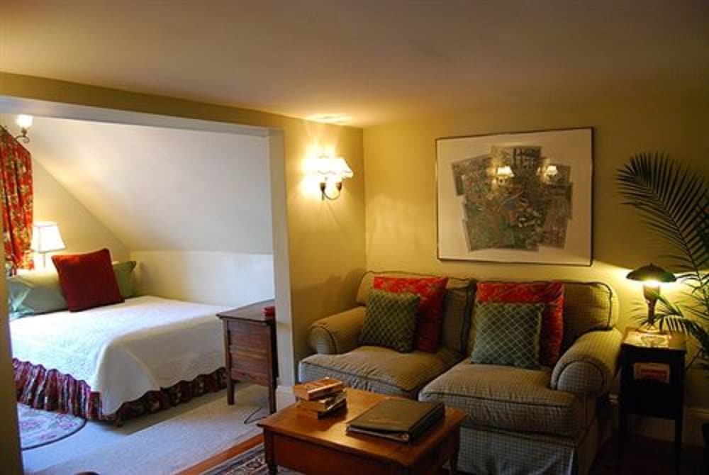 Rothschild-Pound House Inn 53/76