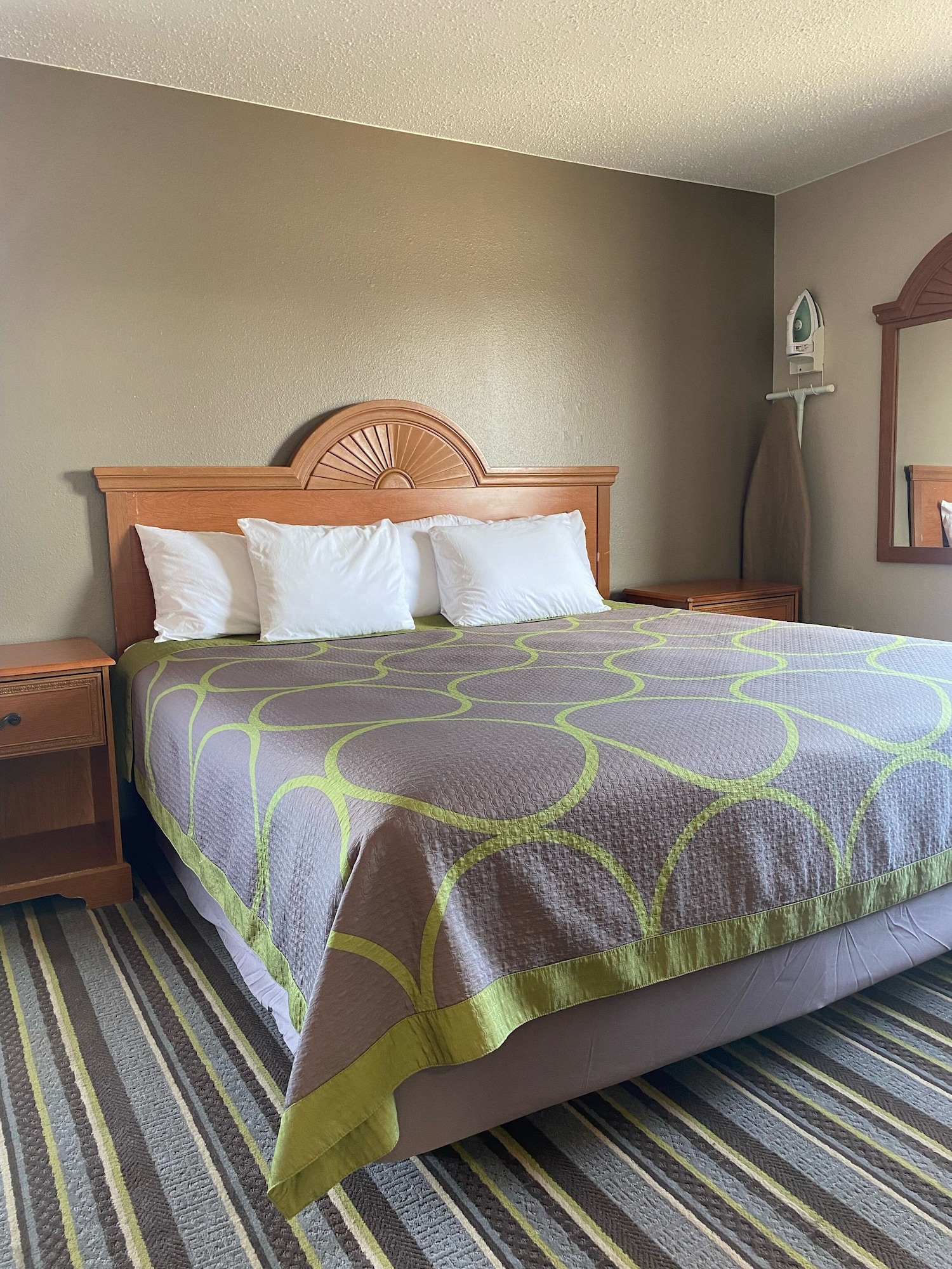 Efficiency, King Bed