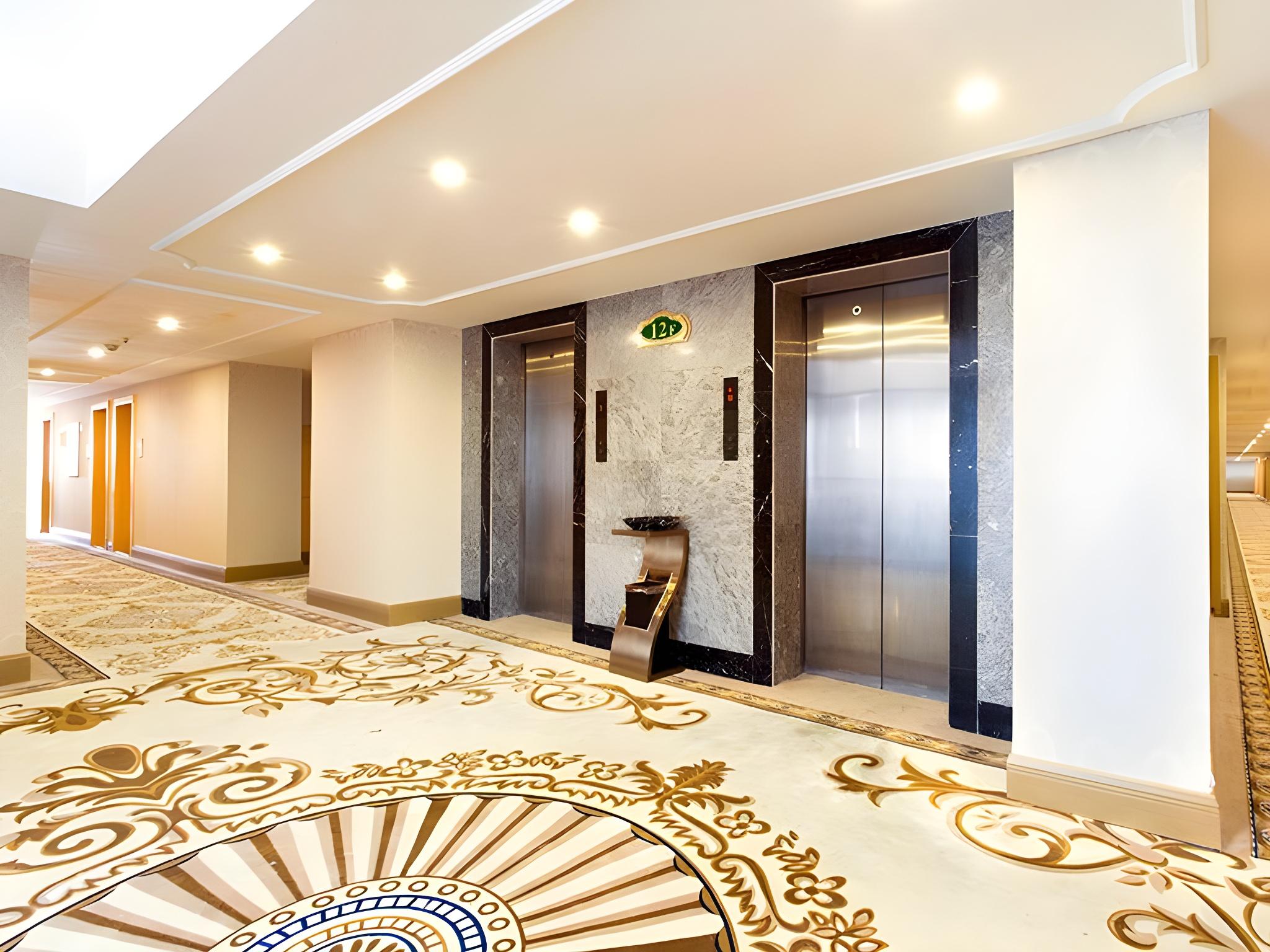 Vienna Hotel (Chengdu Chunxi Road Tianfu Square Metro Station) 12/33
