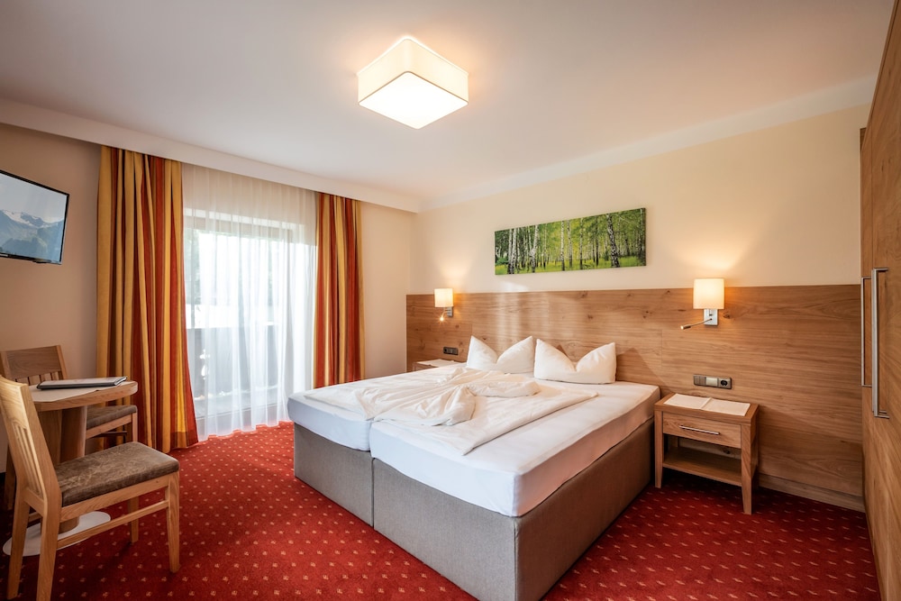 Horn, Queen Bed, Balcony