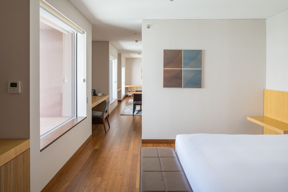 SUITE, KING BED, HOT TUB