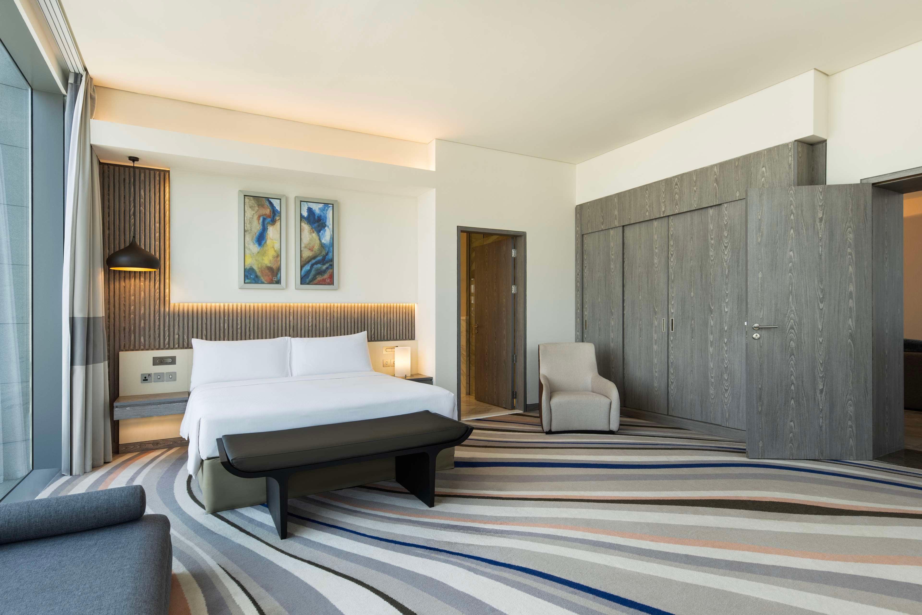 DIPLOMAT, SUITE, SEA AND SKYLINE VIEW