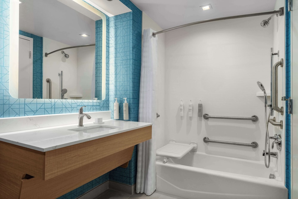Efficiency, Studio, King Bed, Bathtub