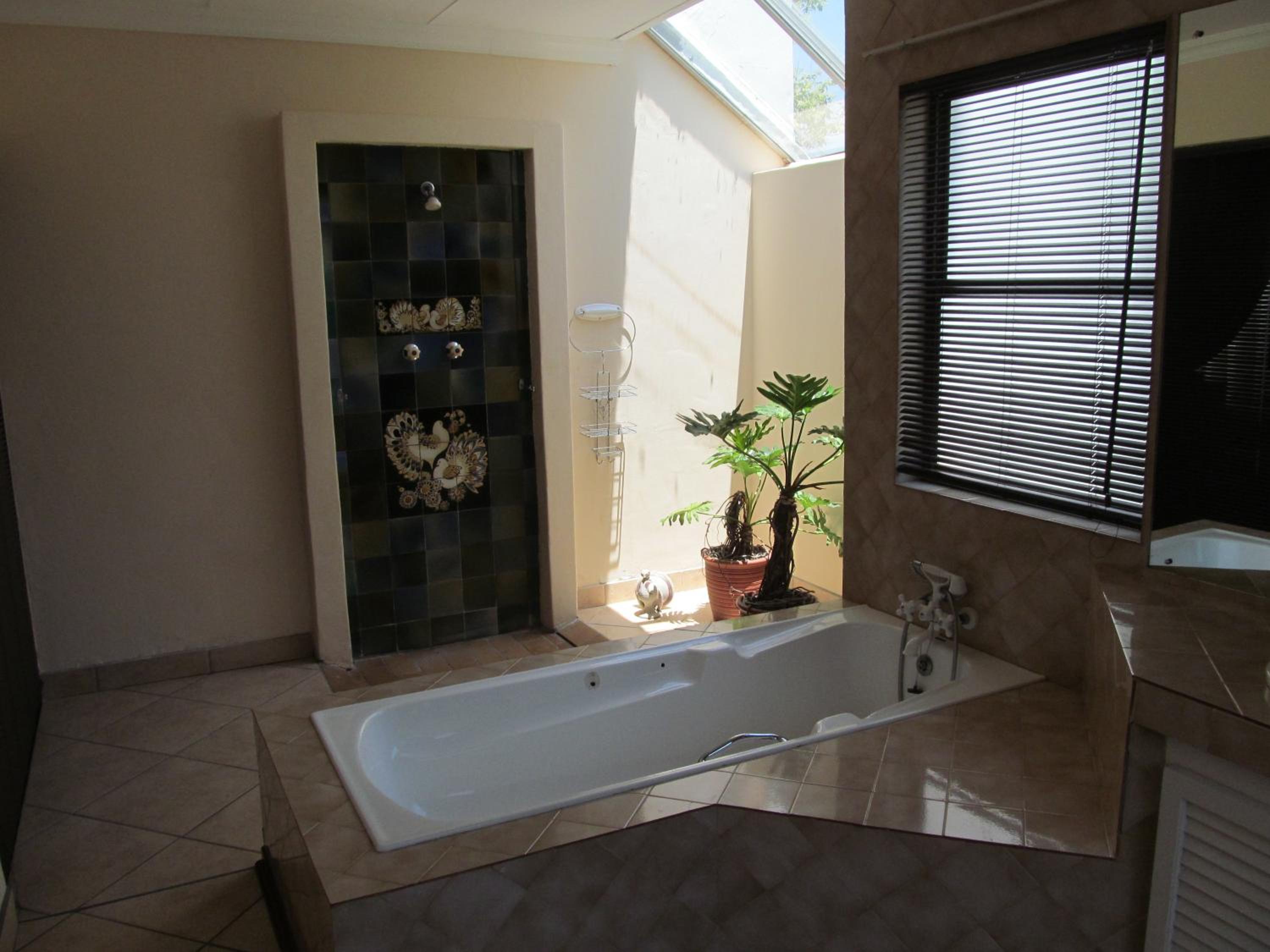 Bettie's Luxury Lodge 44/45
