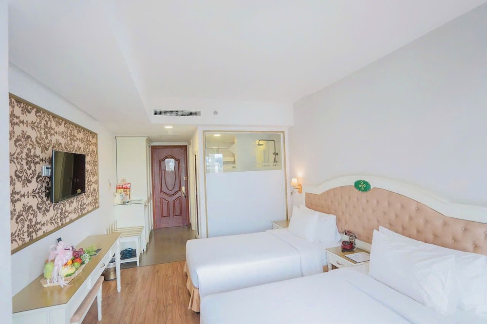 SENIOR, DELUXE, TWIN BEDS, BATHTUB
