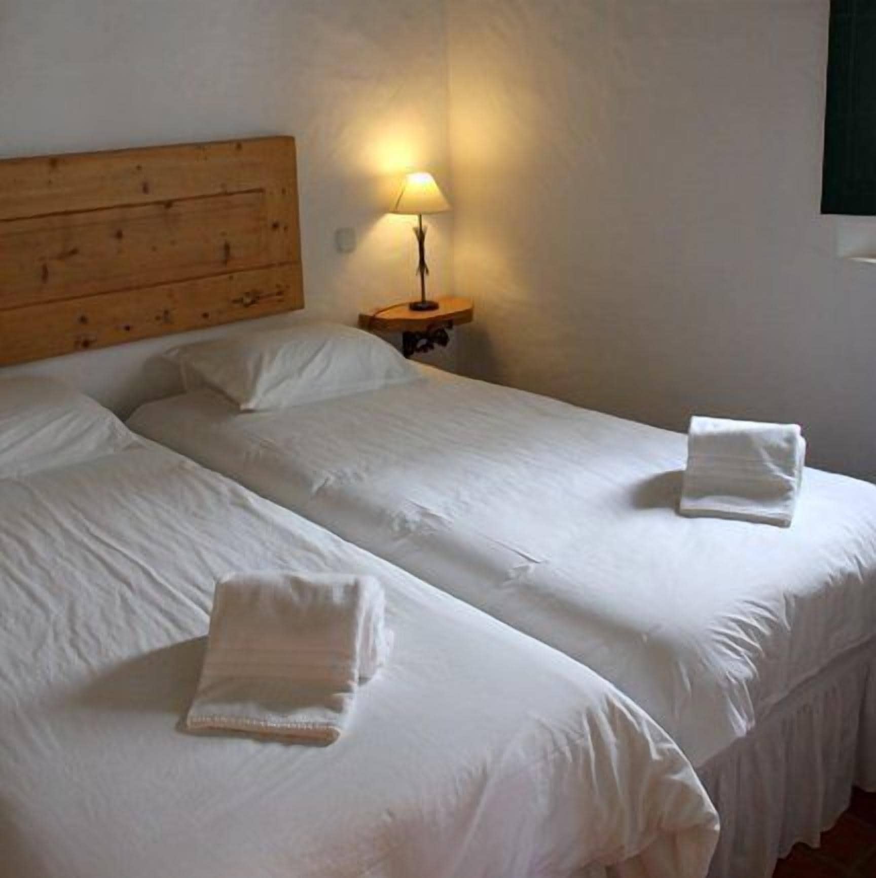 3 BEDROOMS, COTTAGE, COURTYARD AREA
