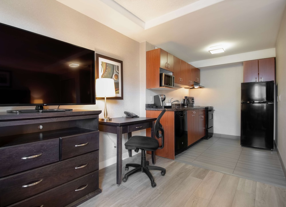 Coast Calgary Downtown Hotel and Suites by APA 10/61