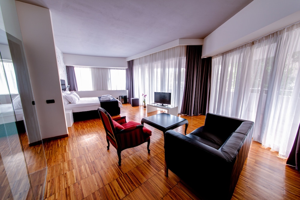 SARROGLIA HOTEL 25/40