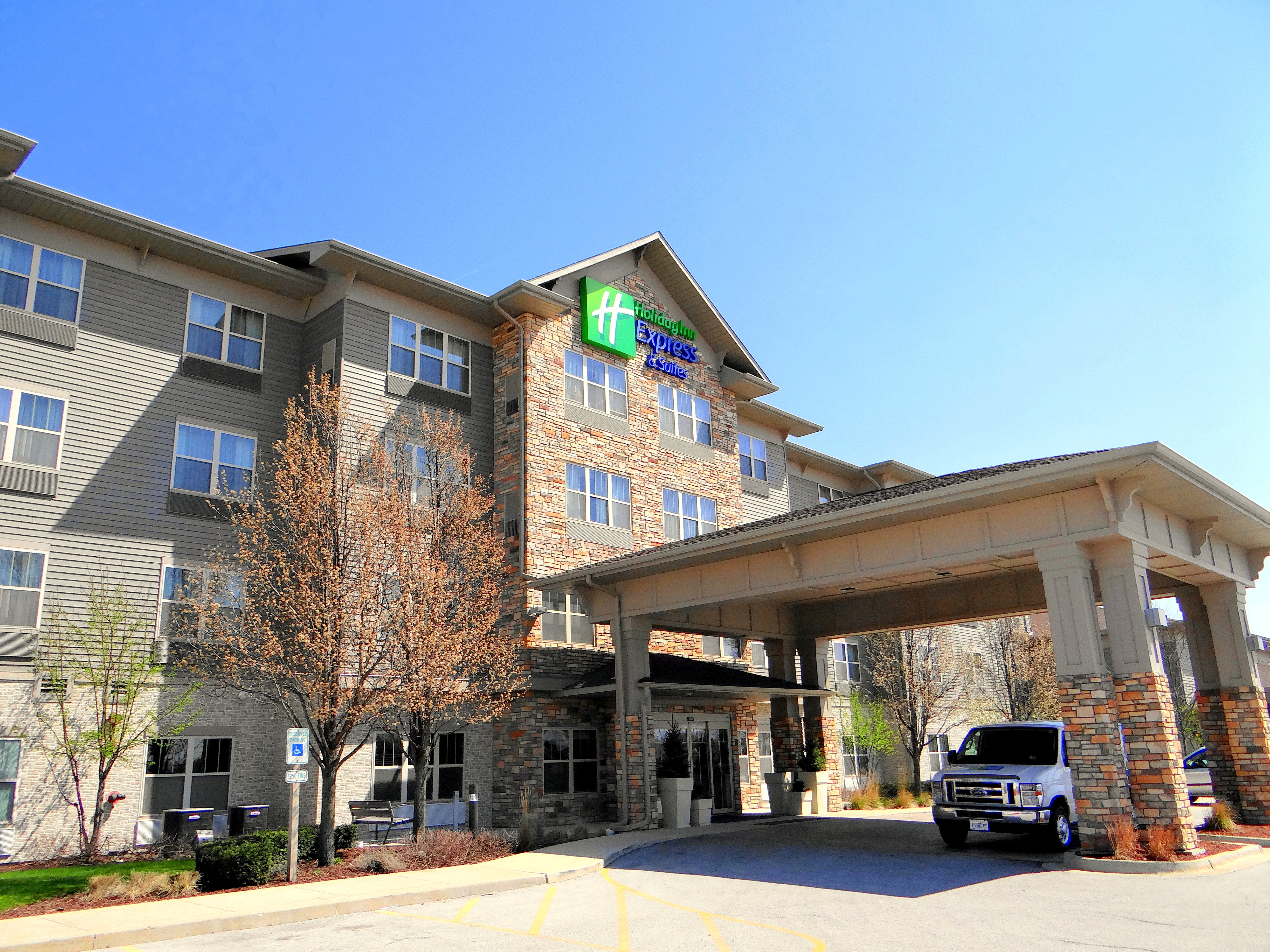 Holiday Inn Express Suites Chicago West Roselle 50/50