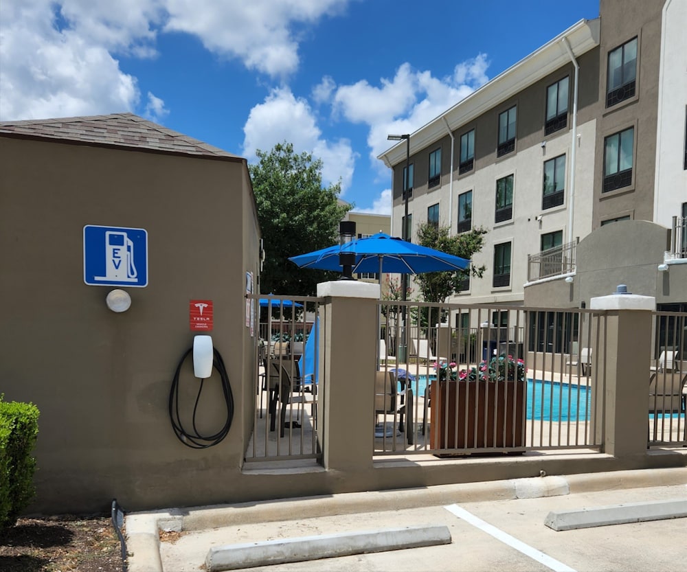 Holiday Inn Express Hotel & Suites San Antonio Nw Near Seaworld 68/76