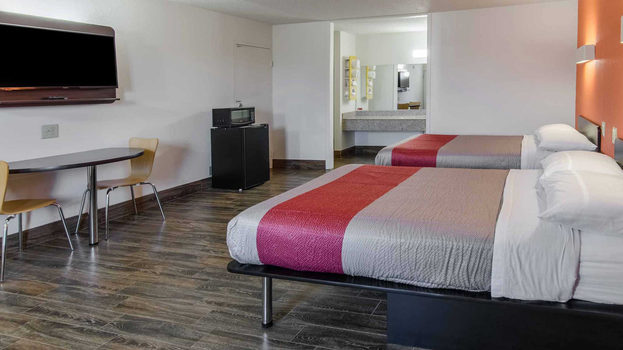2 Full Beds - Non-Smoking, Micfridge