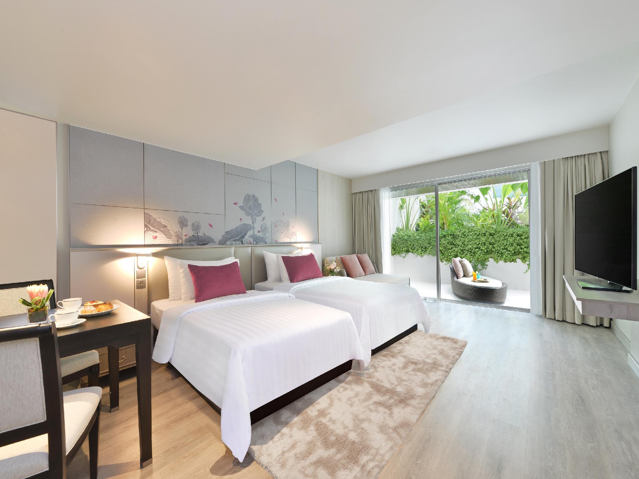 Suite Pool Access