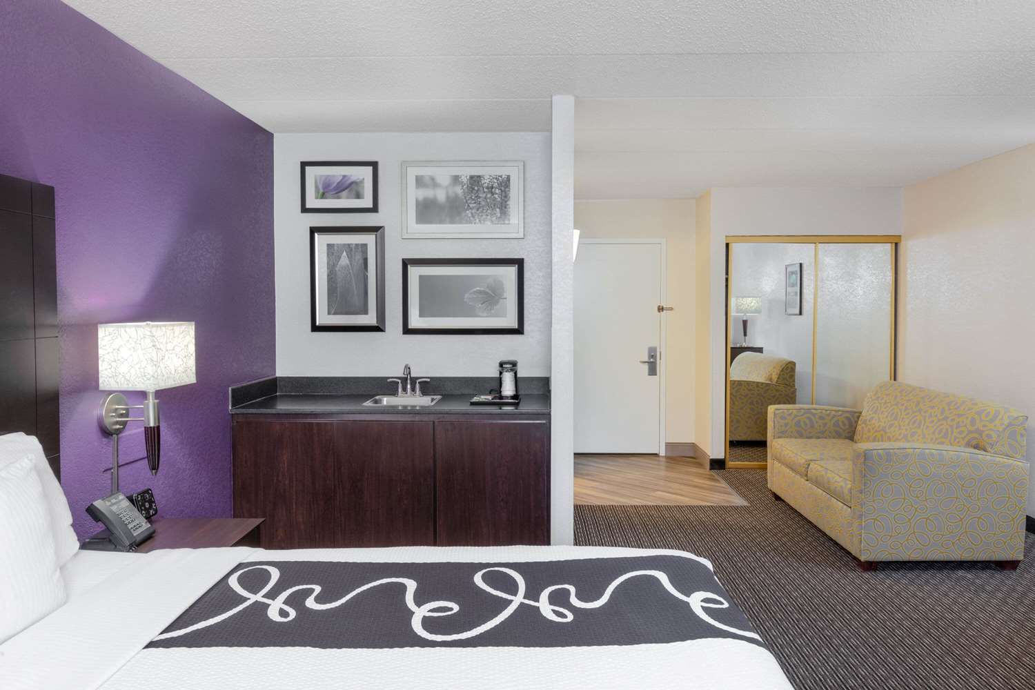 Lobby at La Quinta Inn & Suites by Wyndham Clifton/Rutherford, CLIFTON - NJ