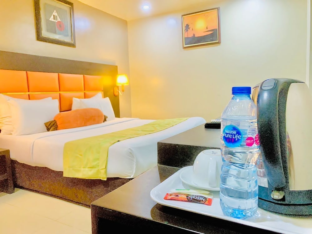 Oakspring Hotel &amp; Luxury Suites 25/50