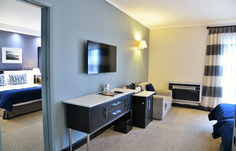 غرفة عائلية بسريرين منفصلين مع أريكة، The Commodore Hotel 7/10