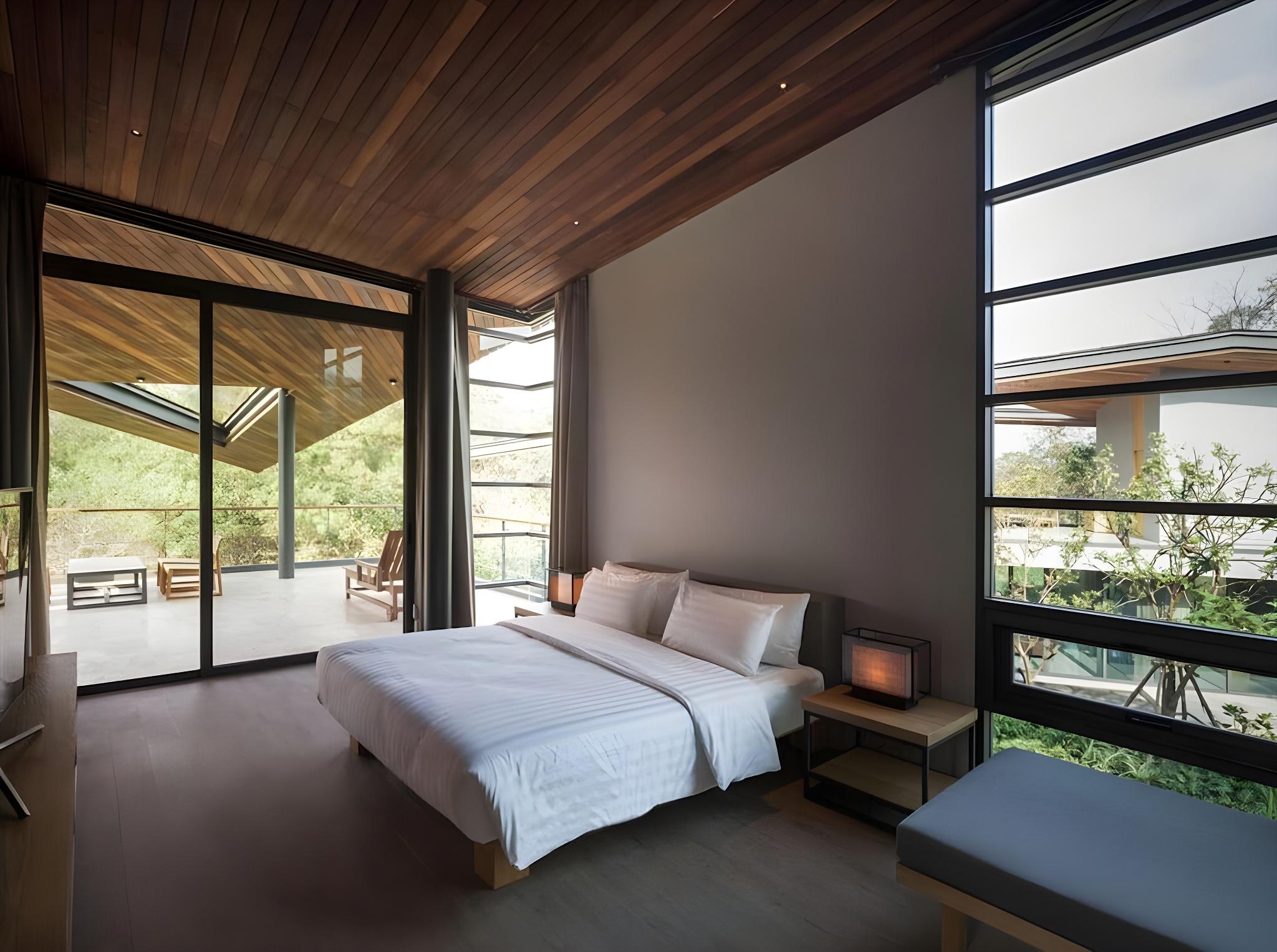 3 Bedrooms, Sky High, Executive, Two Story