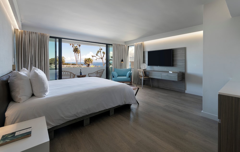 Pine, Suite, King Bed, Ocean Front, Accessible