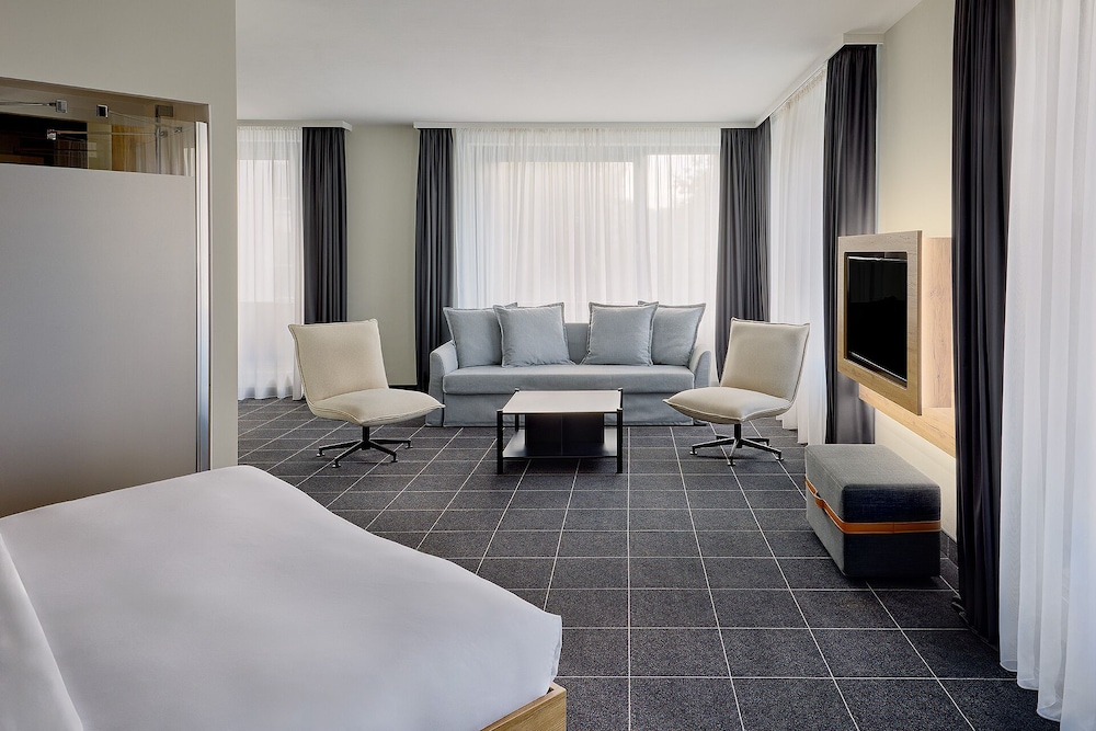 غرفة بسرير كوين مع أريكة، FOUR POINTS FLEX by Sheraton Ratingen Dusseldorf Airport 3/10