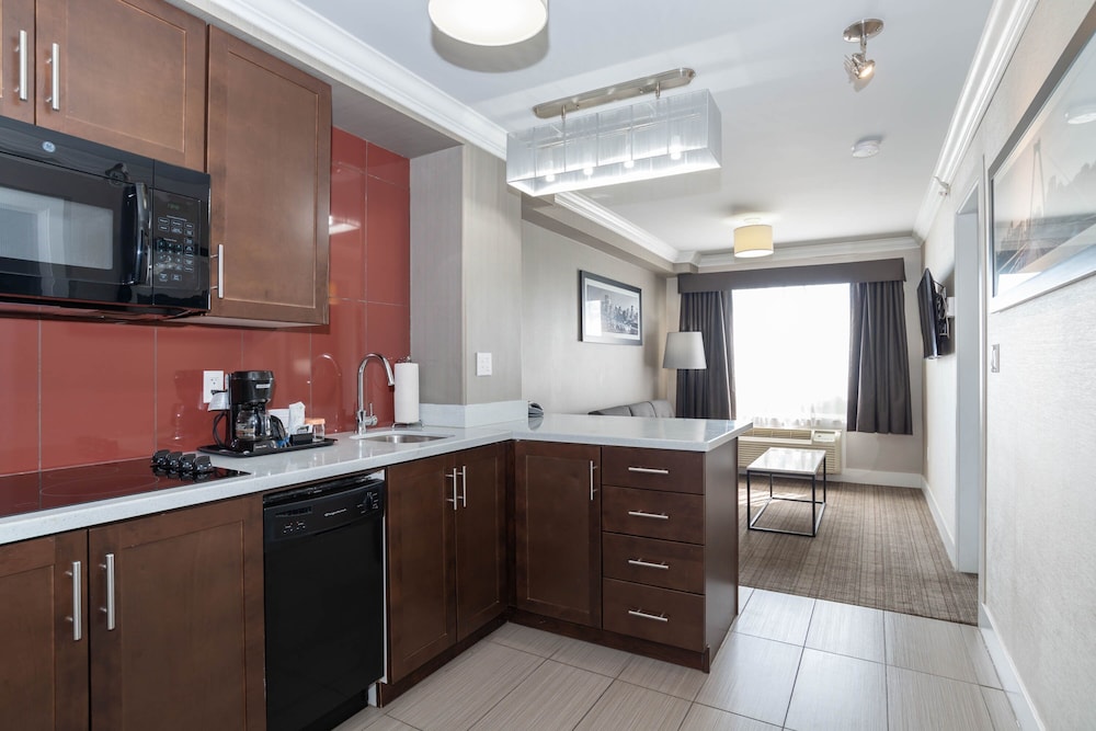 Sandman Hotel & Suites Calgary South 11/65