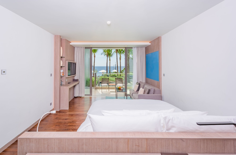 Comfy, King Bed, Pool Access