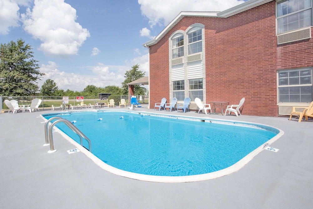 Super 8 by Wyndham Nixa/Springfield Area 1/39