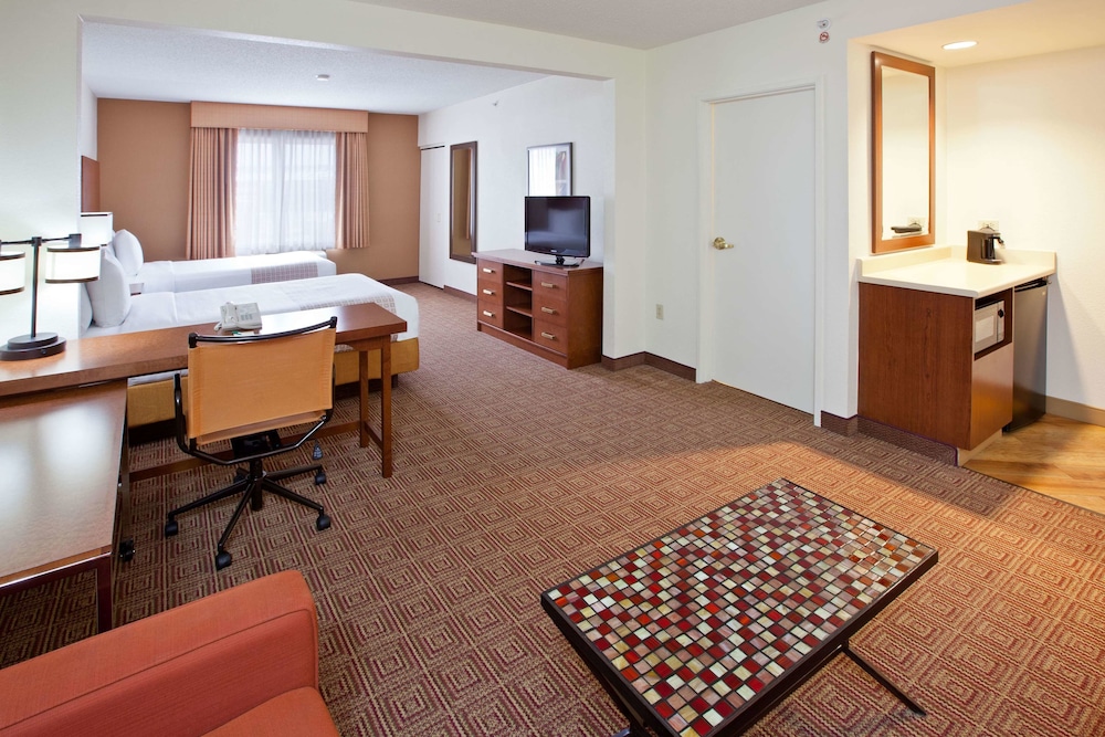 La Quinta Inn & Suites by Wyndham Bannockburn-Deerfield 44/56