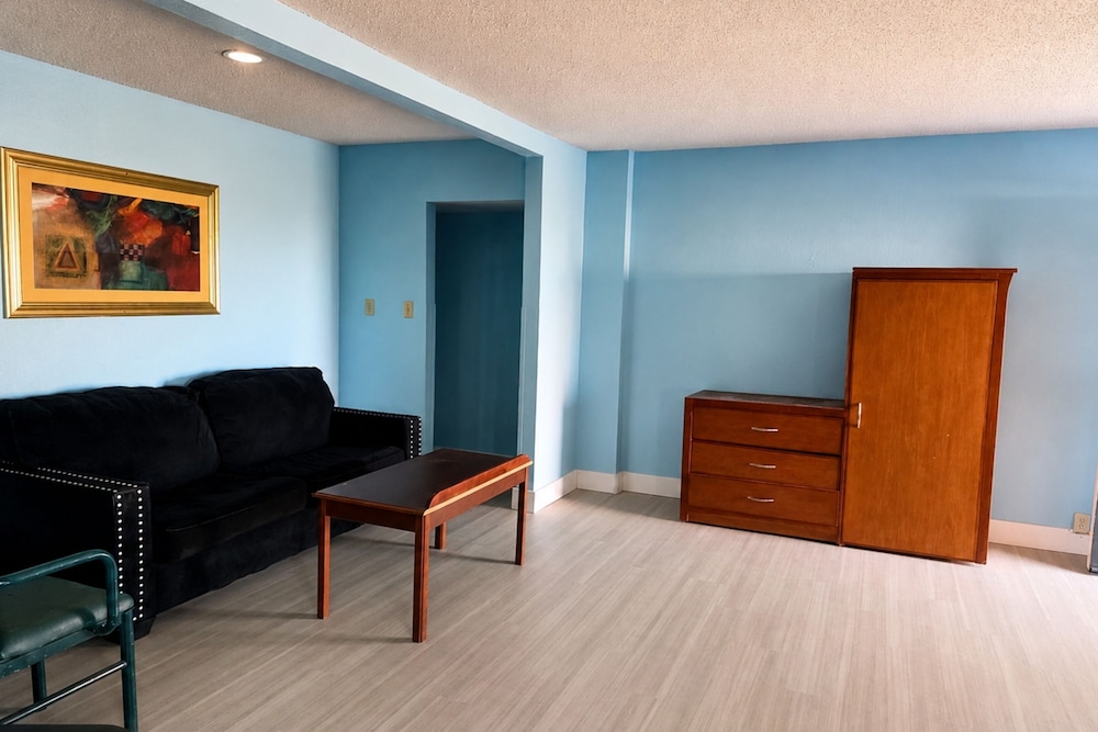 Blue Way Inn Suites Wichita East 21/37