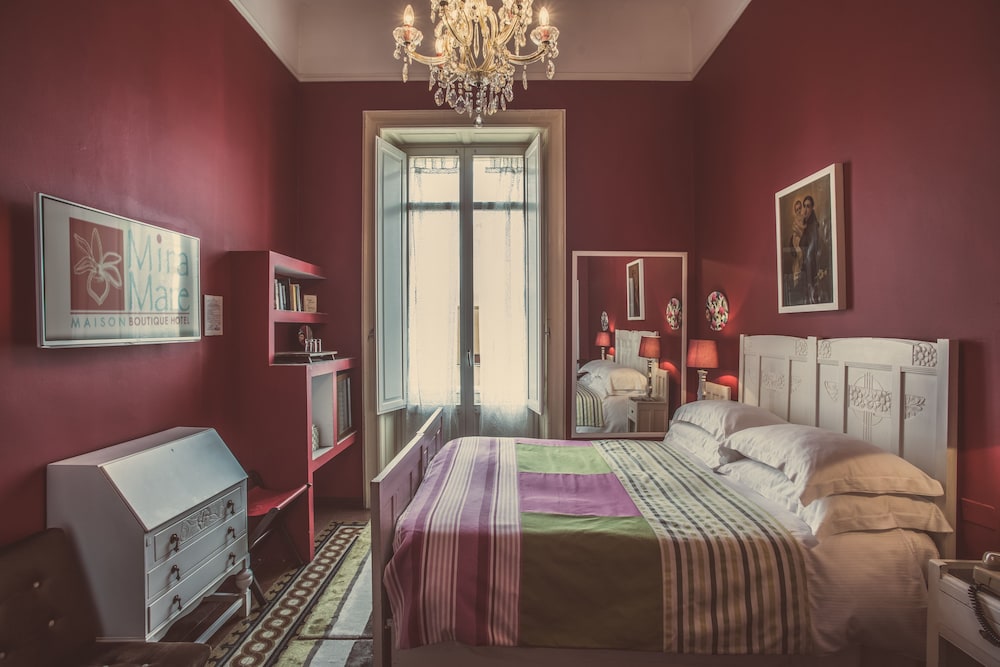 DELUXE, DOUBLE BED