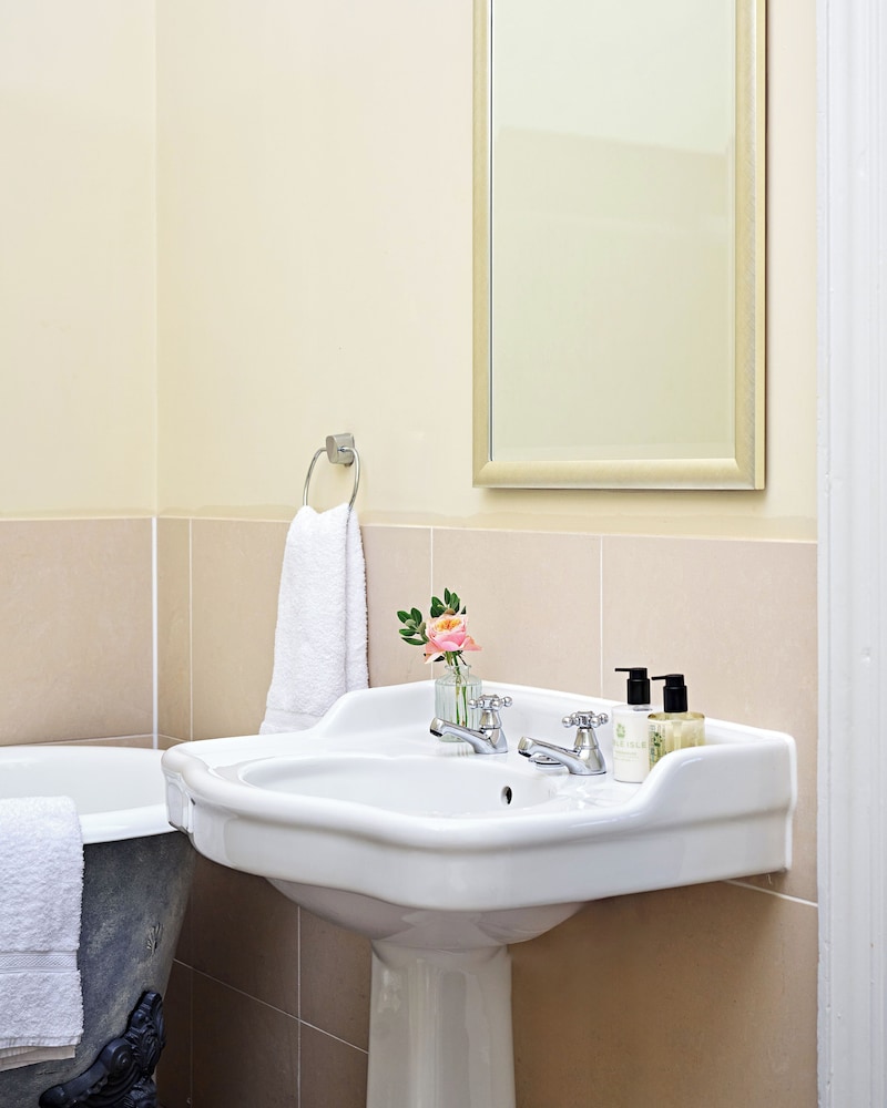 Buxted Park Hotel 47/49