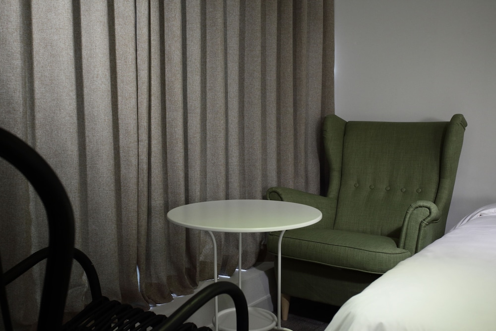 Hillside Hotel 42/43