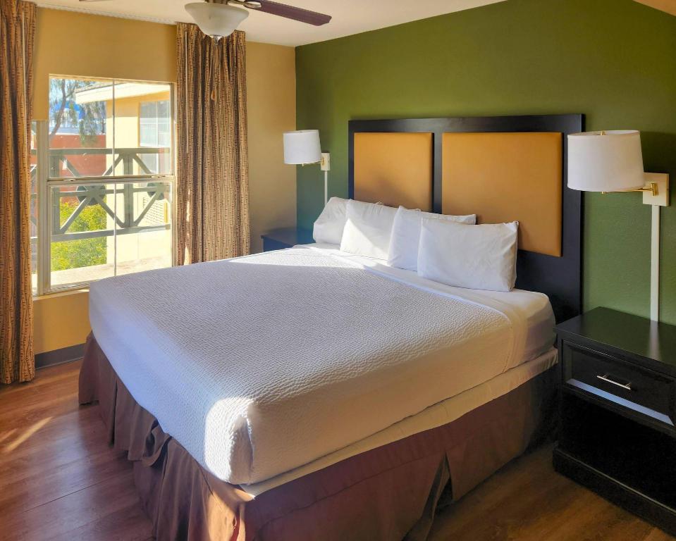 EFFICIENCY, SUITE, 1 KING AND 2 DOUBLE BEDS