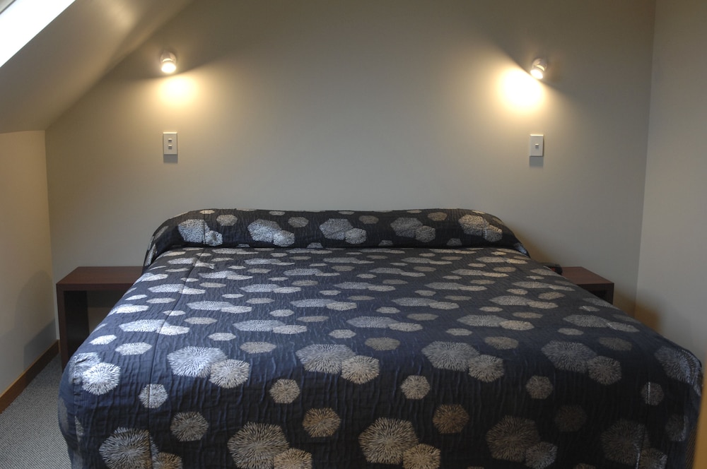 295 On Tay Motel 17/51