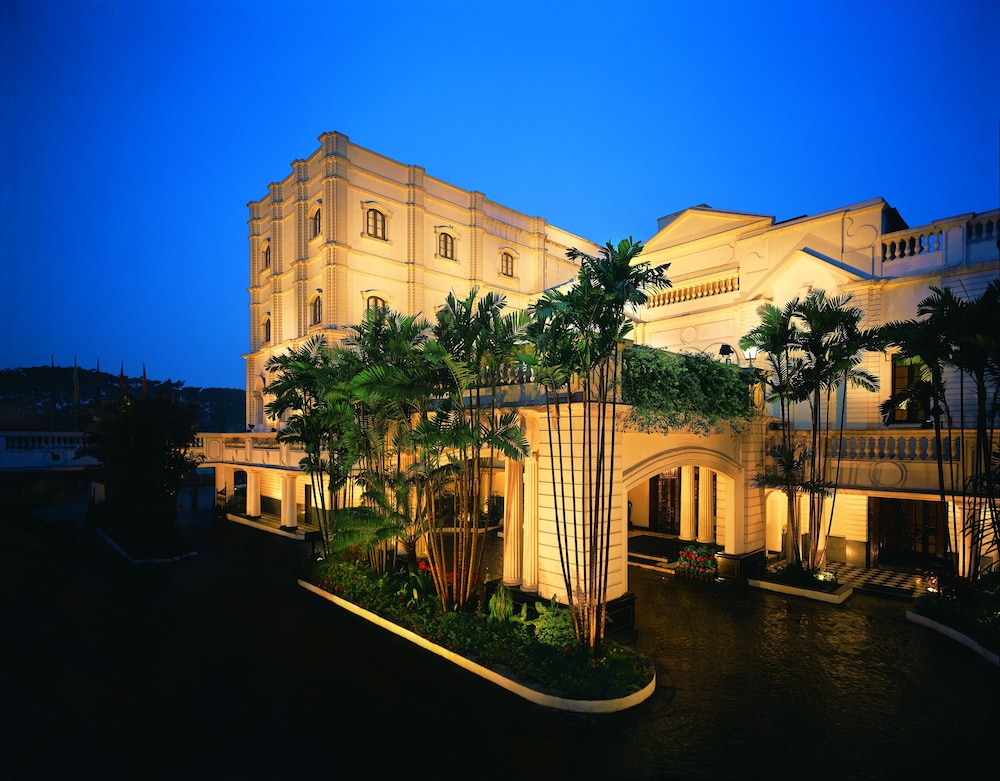 THE OBEROI GRAND 1/81